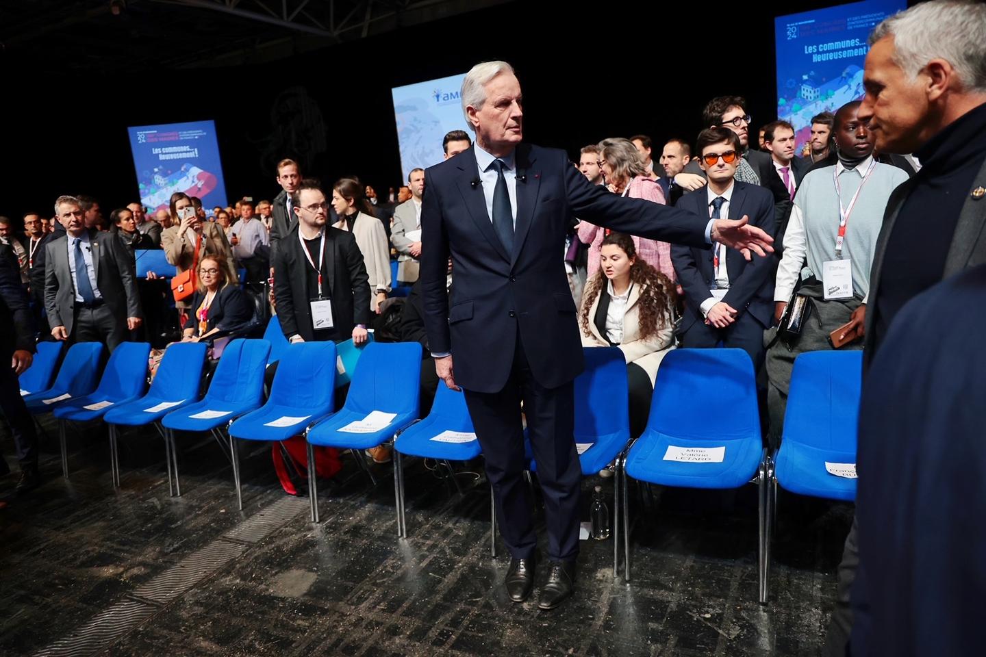 En pleine crise politique, Michel Barnier poussé à détricoter son budget