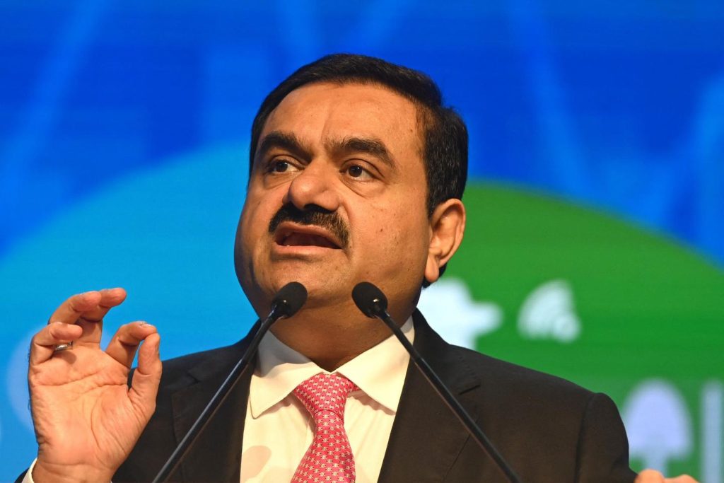 Le milliardaire indien Adani, proche de Narendra Modi, est accusé d’avoir versé des centaines de millions de dollars de pots-de-vin par la justice américaine