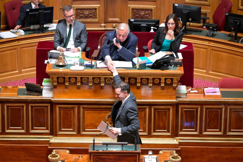 Le Sénat adopte une mesure visant à faire travailler les travailleurs sept heures de plus par an, sans salaire, pour financer les politiques d’autonomie