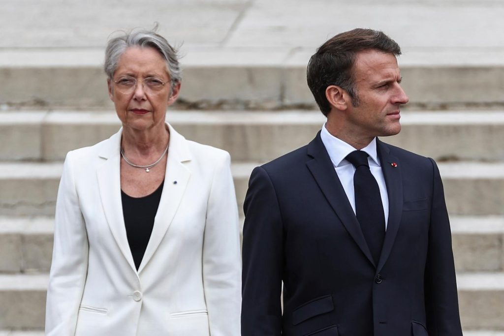 Emmanuel Macron rend hommage à Elisabeth Borne, élevée au rang de commandeur de la Légion d’honneur