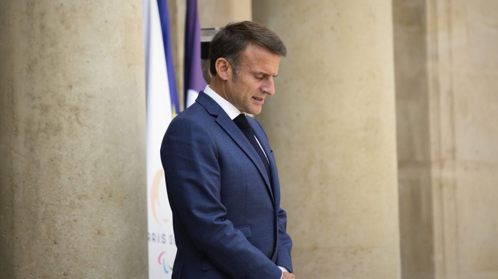 « Oui, il y a un moyen de ne pas censurer », affirme Emmanuel Macron en marge de son voyage en Arabie Saoudite