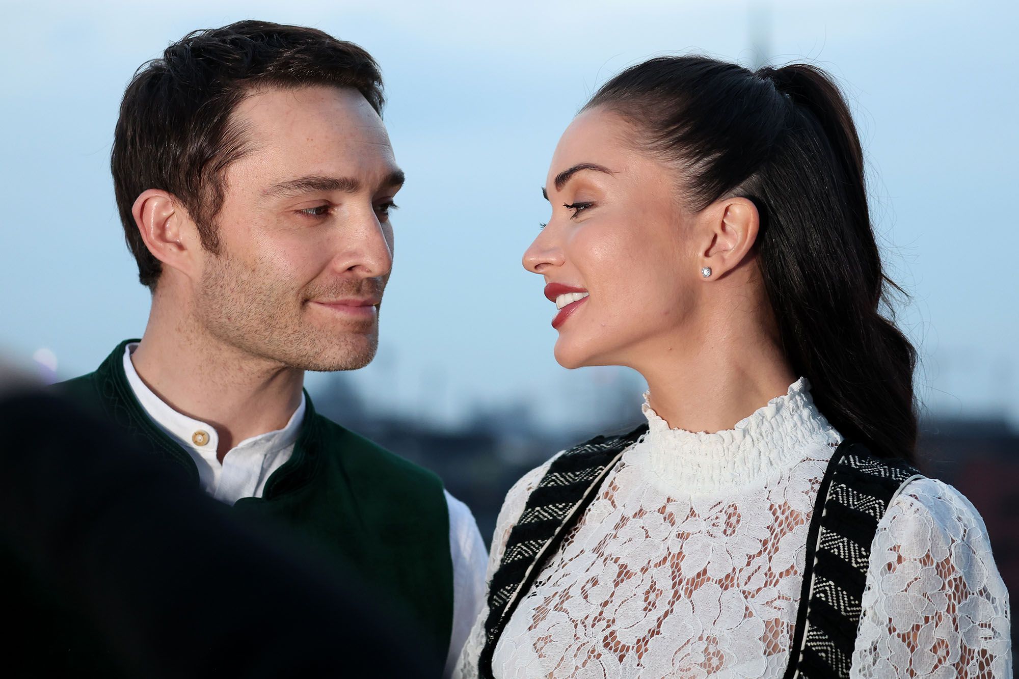 Mariés depuis 2 mois, Ed Westwick et Amy Jackson seront bientôt parents