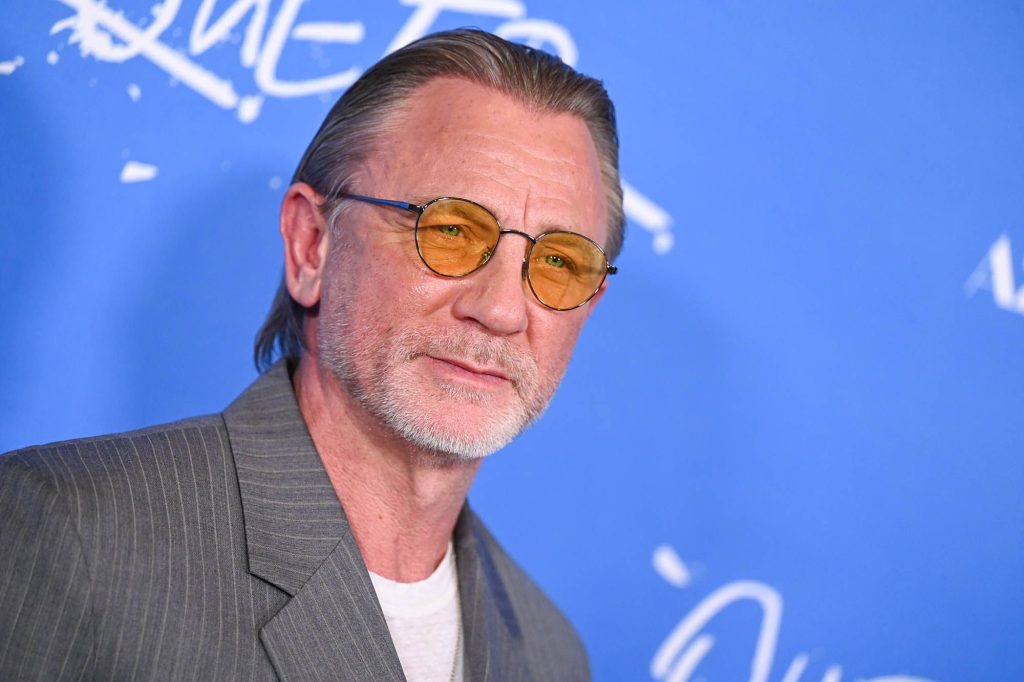 Cheveux lissés en arrière et lunettes de soleil pour Daniel Craig à la première de « Queer »