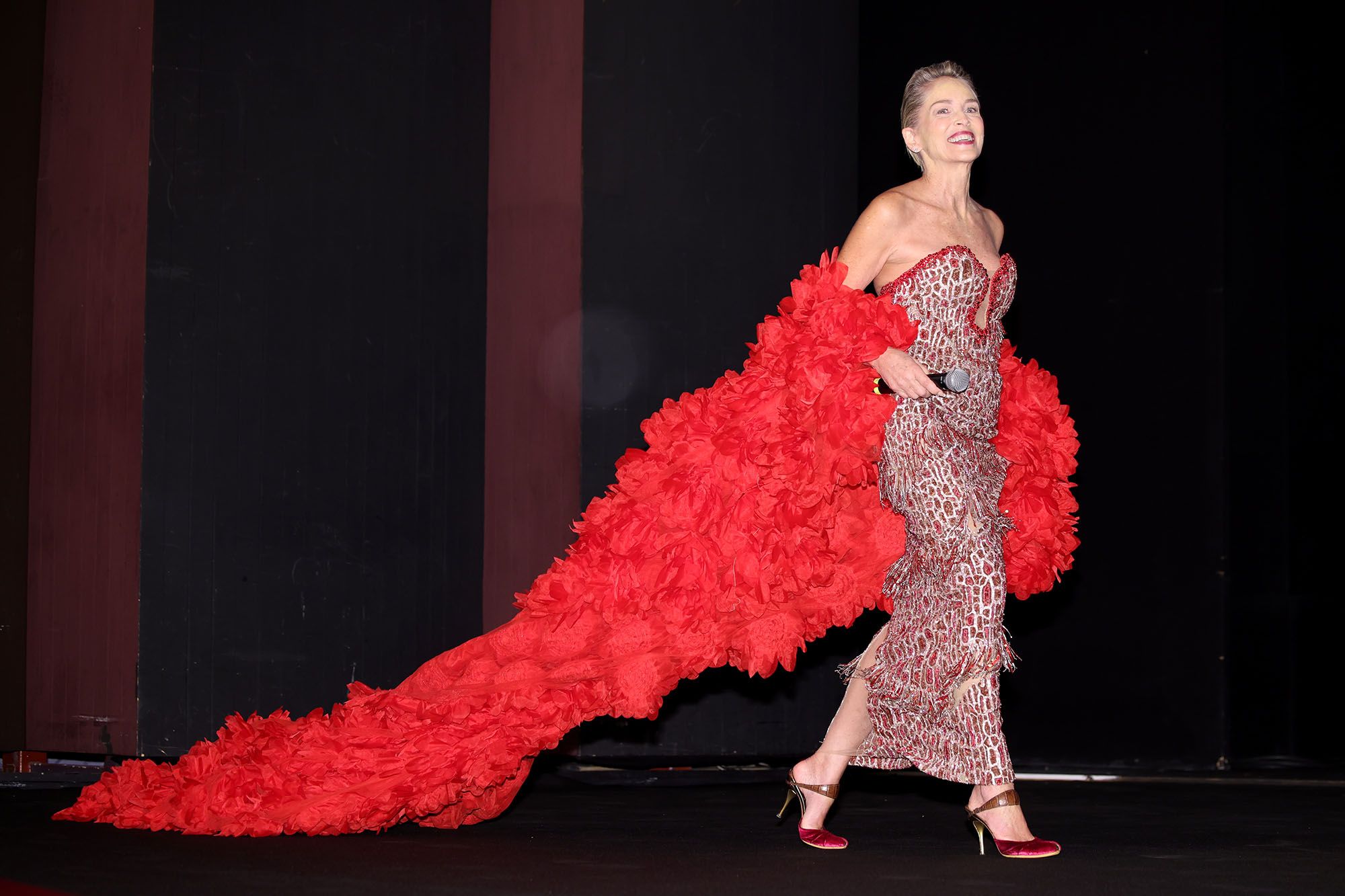 Sharon Stone s’est drapée de 3 000 fleurs rouges pour recevoir un prix à Turin