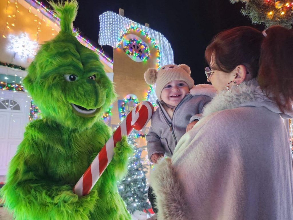 Une famille invite le public à découvrir ses décorations de Noël XXL : elle reçoit des insultes et des dégradations