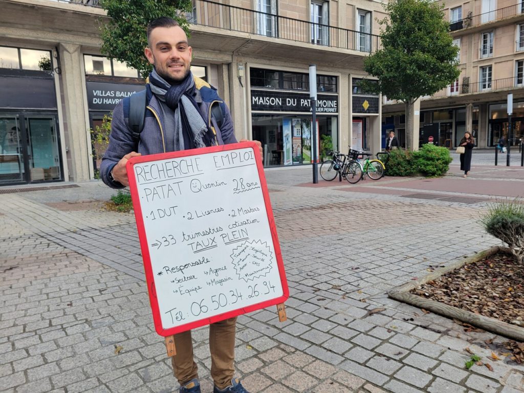 « Trop qualifié », Quentin, 28 ans, doit jouer à l’homme sandwich pour trouver du travail au Havre