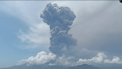 le volcan Laki-Laki entre à nouveau en éruption et provoque une impressionnante colonne de cendres