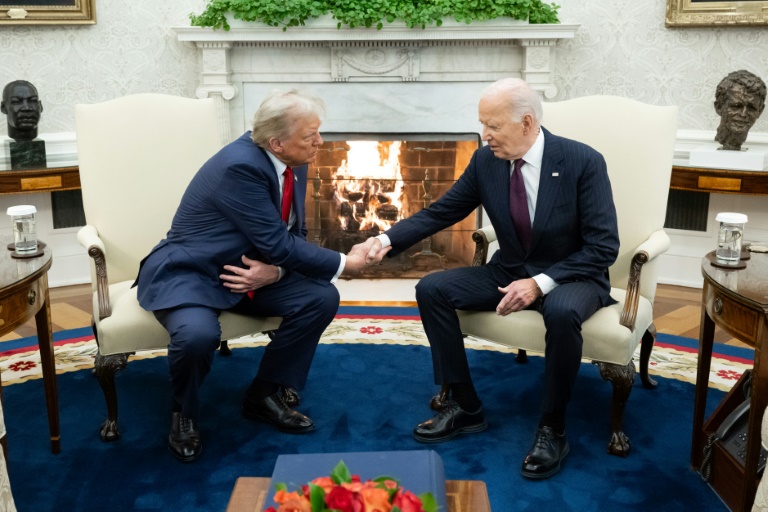 Trump, triomphant, reçu à la Maison Blanche par Biden