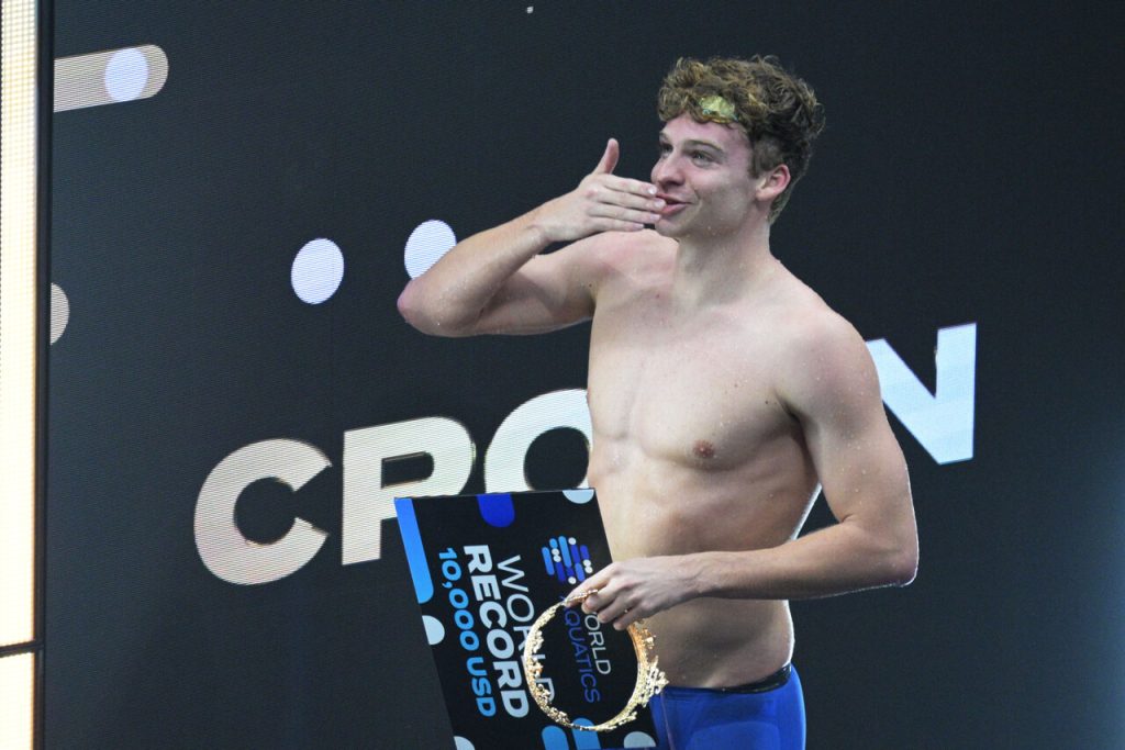 nouveau record du monde pour Léon Marchand, la pépite toulousaine