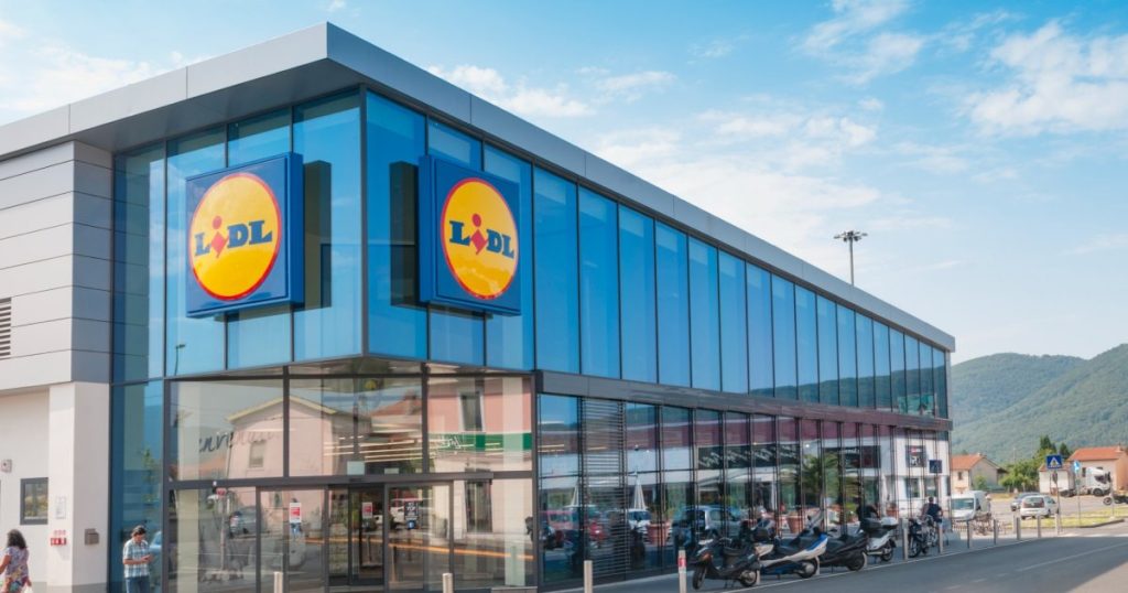 « Il ne faut pas acheter ces vins » : des vignerons en colère détruisent des bouteilles à 1,69 euro vendues chez Lidl