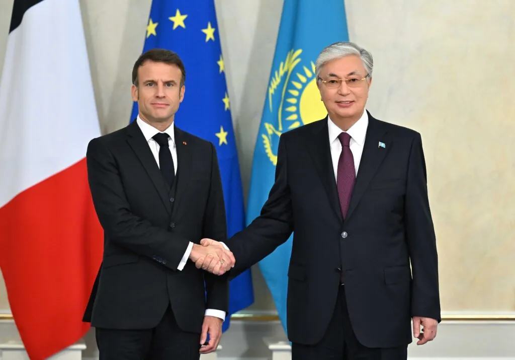 A Paris, Emmanuel Macron reçoit le président du Kazakhstan, en visite d’État en France