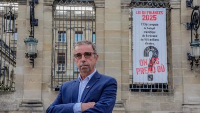 Le maire de Bordeaux n’a « aucune intention » de retirer les banderoles dénonçant les coupes budgétaires de l’État