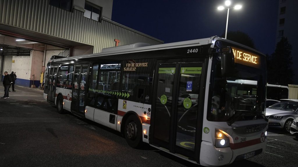 Deux bus incendiés et un policier blessé à Rillieux-la-Pape, près de Lyon