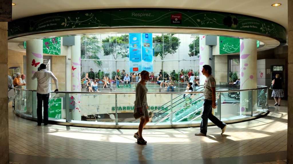 Un enfant grièvement blessé après une chute d’un escalier roulant dans un centre commercial à Paris