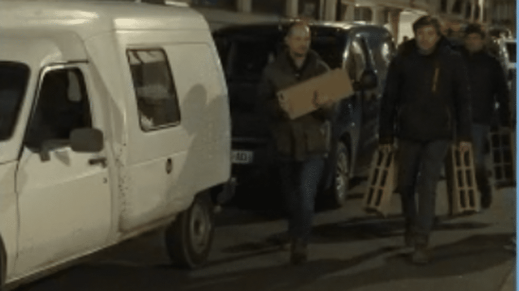 une centaine de manifestants érigent un mur en parpaings devant un institut de recherche à Paris