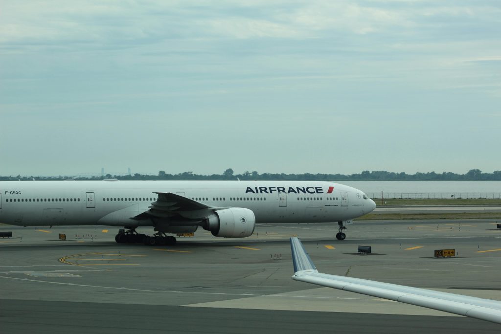 un Américain prend un vol Air France pour se rendre aux funérailles de son frère et réclame 600 000 euros à cause d’un retard