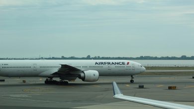 un Américain prend un vol Air France pour se rendre aux funérailles de son frère et réclame 600 000 euros à cause d’un retard