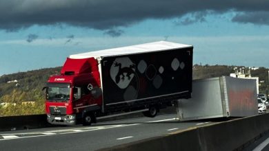 Métropole de Lyon. Le vent violent renverse sa remorque, un poids lourd se couche sur le pont de Givors