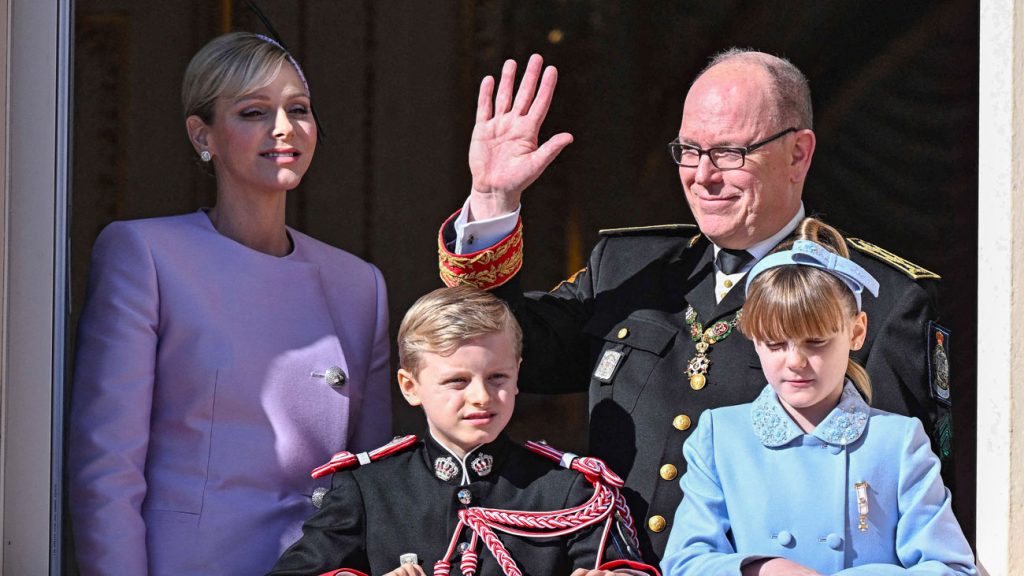 Jacques et Gabriella de Monaco au balcon avec Albert II et Charlène pour assister au défilé militaire incluant la Garde Républicaine