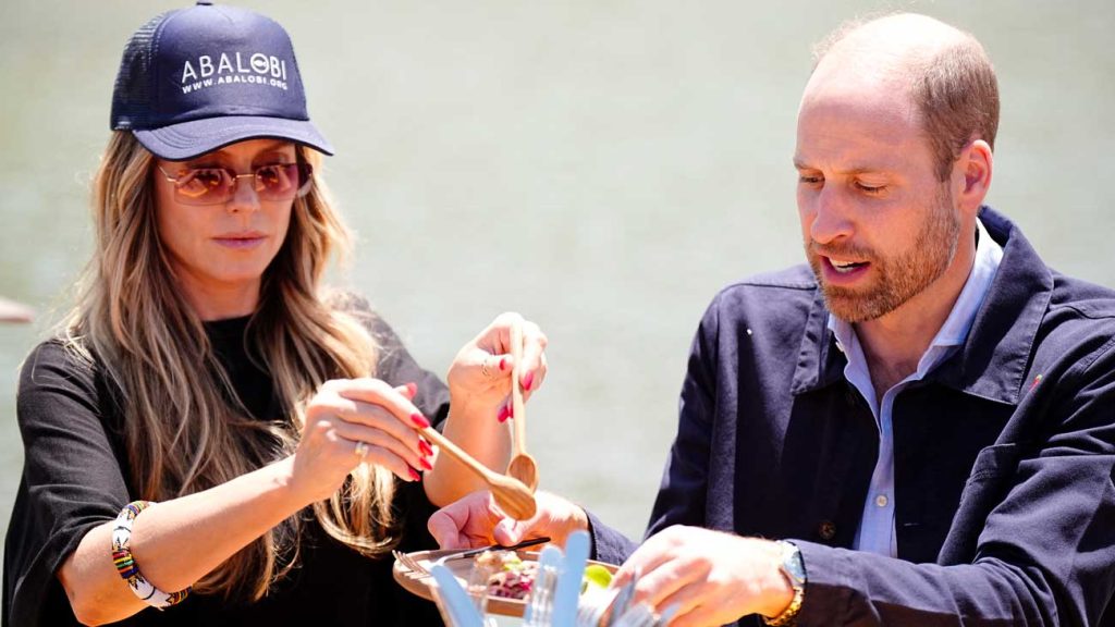 Le prince William mange du poisson grillé avec Heidi Klum en Afrique du Sud