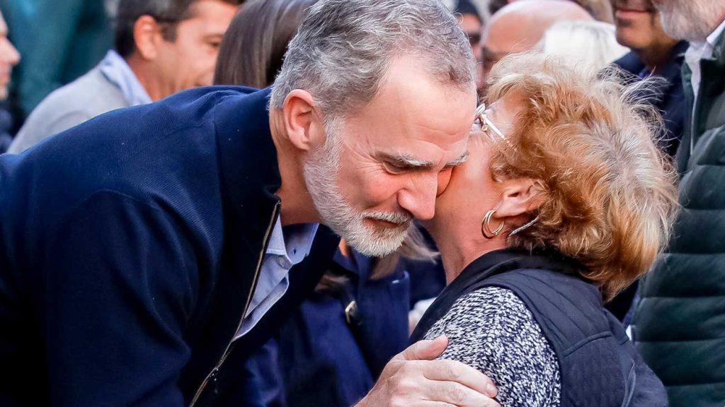 Le roi Felipe et la reine Letizia reviennent dans la région de Valencia après une première visite tendue aux sinistrés