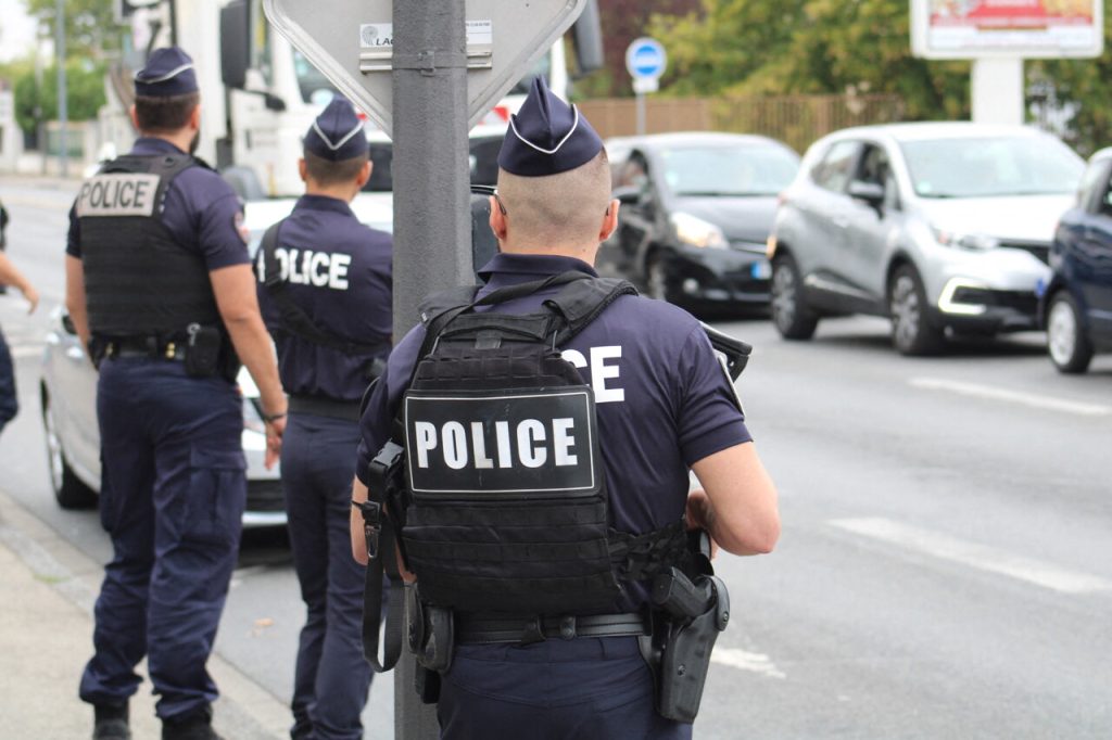 un homme tué dans la rue, la police recherche activement le suspect