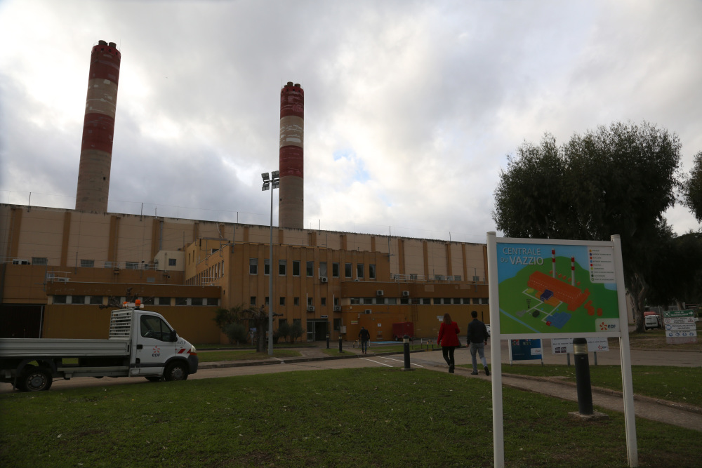 fumée blanche en vue pour la centrale électrique de Ricanto