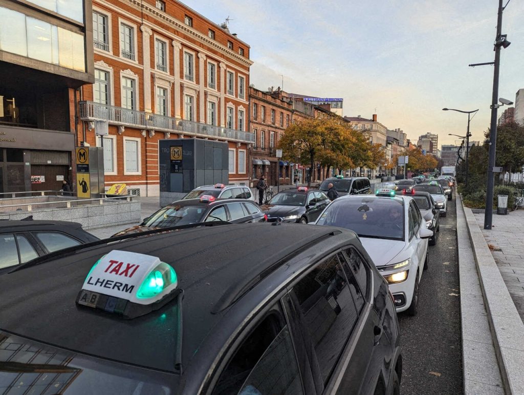 Entre barrages rassembleurs et barrages filtrants, les taxis mobilisés à Toulouse