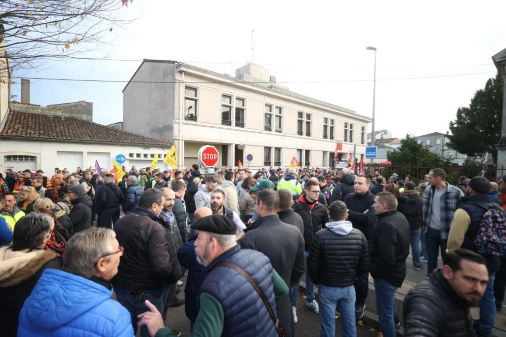 Hennessy : 500 personnes dans la rue ce jeudi matin pour protéger l’embouteillage à Cognac – Charente Libre