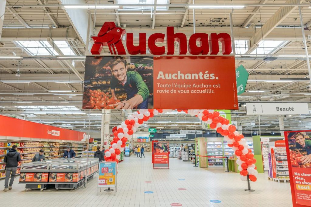 Auchan : un plan social d’envergure attendu, 2 000 à 2 300 emplois menacés en France selon la Lettre A