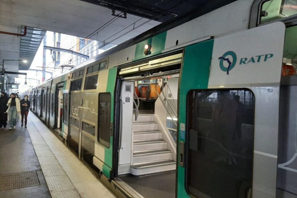 il tombe sur les rails du RER A après une altercation avec des agents de la RATP, un homme hospitalisé