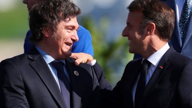 Messes basses et tape sur l’épaule, Macron affiche sa proximité avec Javier Milei au G20