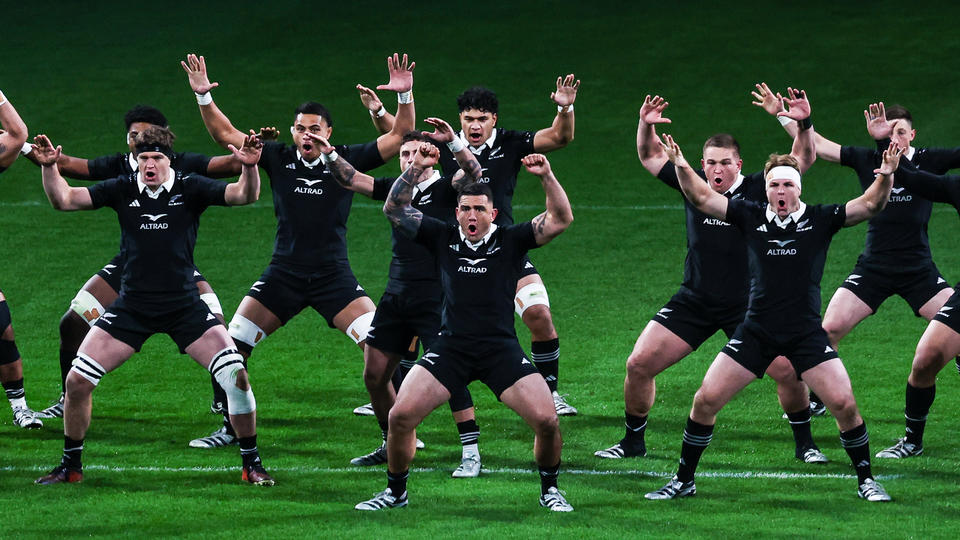 Pourquoi le haka des All Blacks avant le match contre l’Italie a-t-il déclenché une vive polémique en Nouvelle-Zélande ?