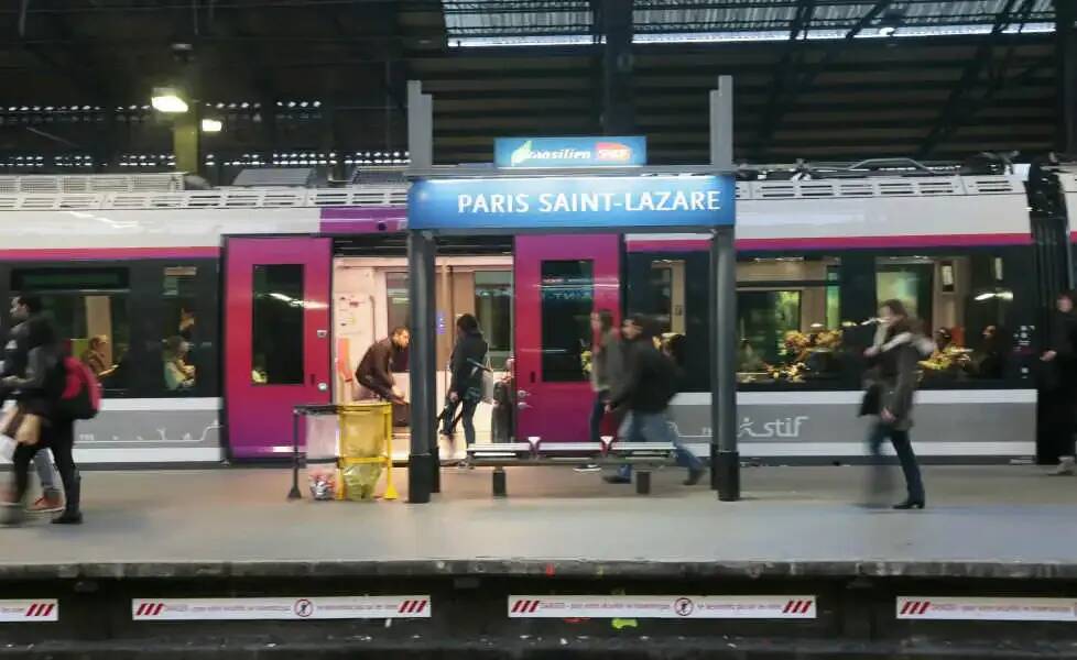 Il verse un liquide orange dans le McDonald’s d’une gare parisienne, une trentaine de personnes se sentent mal