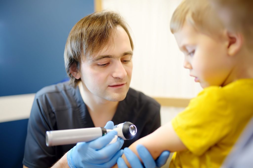 Un petit garçon a des douleurs au cou, les médecins ratent le diagnostic à cause des jeux vidéo