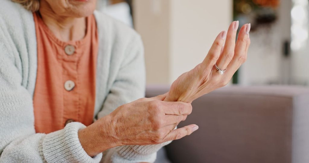 Ce médicament souvent prescrit aux seniors augmente le risque d’ostéoporose selon une étude récente