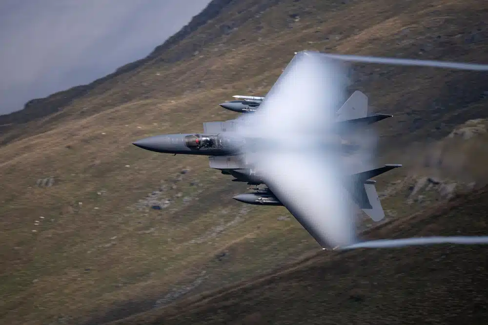 des drones entrent dans des bases aériennes, des F15 déployés