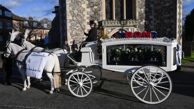 les proches du chanteur et les One Direction étaient réunis à ses funérailles dans le sud de l’Angleterre