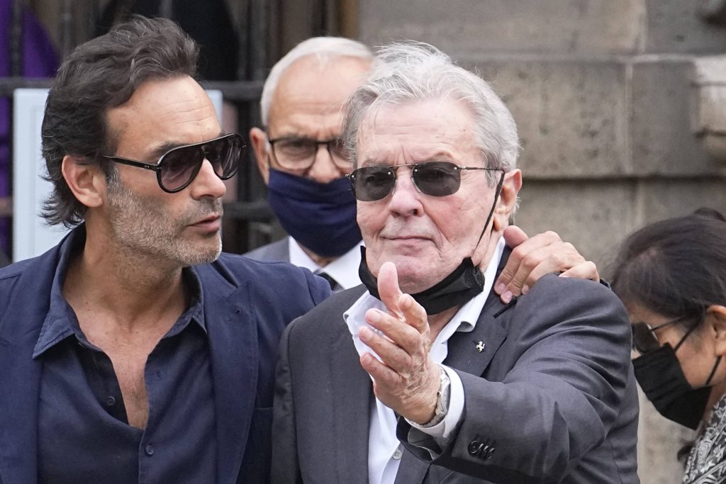 Anthony Delon répond aux rumeurs de bisexualité sur son père