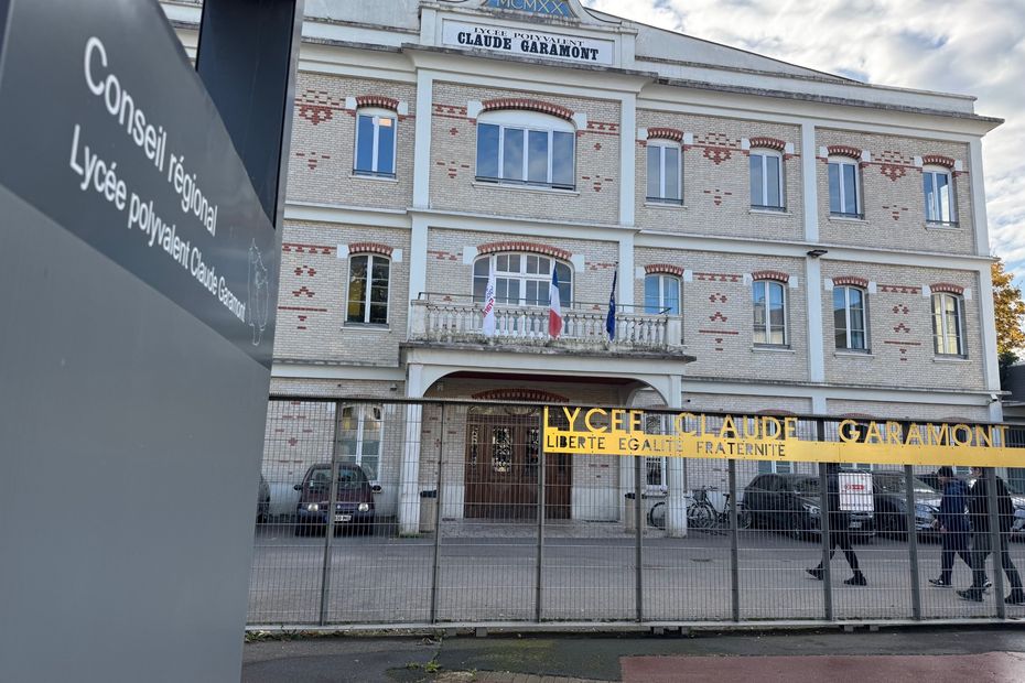 Une lycéenne en garde à vue, soupçonnée de violences sur son professeur en classe