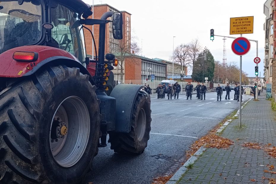 « C’est un coup dans le dos », le cortège d’agriculteurs vers le Parlement européen bloqué par des centaines de CRS