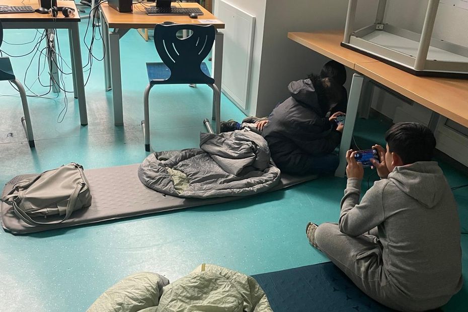 Des enseignants amènent des élèves migrants à l’école pour la nuit sans autorisation