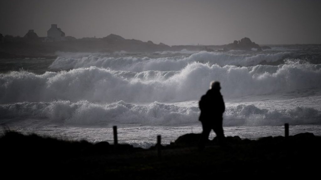 onze départements placés en alerte tempête avec des vents violents samedi, le trafic SNCF suspendu tout le week-end en Normandie