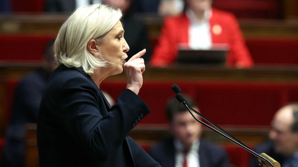 Marine Le Pen confirme le vote du RN pour faire tomber un gouvernement « d’apparence »