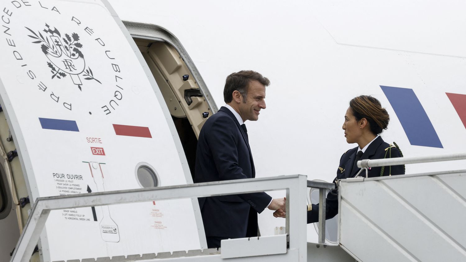 « Mahorais, on se remettra ensemble », assure Emmanuel Macron dès son arrivée dans l’archipel