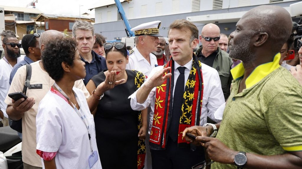 deuil national, blocage des prix, expulsions vers la frontière… les premières annonces d’Emmanuel Macron sur place