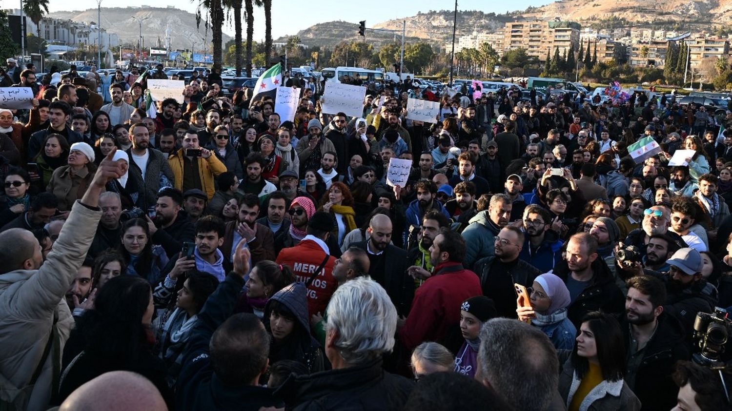 des centaines de manifestants à Damas pour la démocratie et les droits des femmes