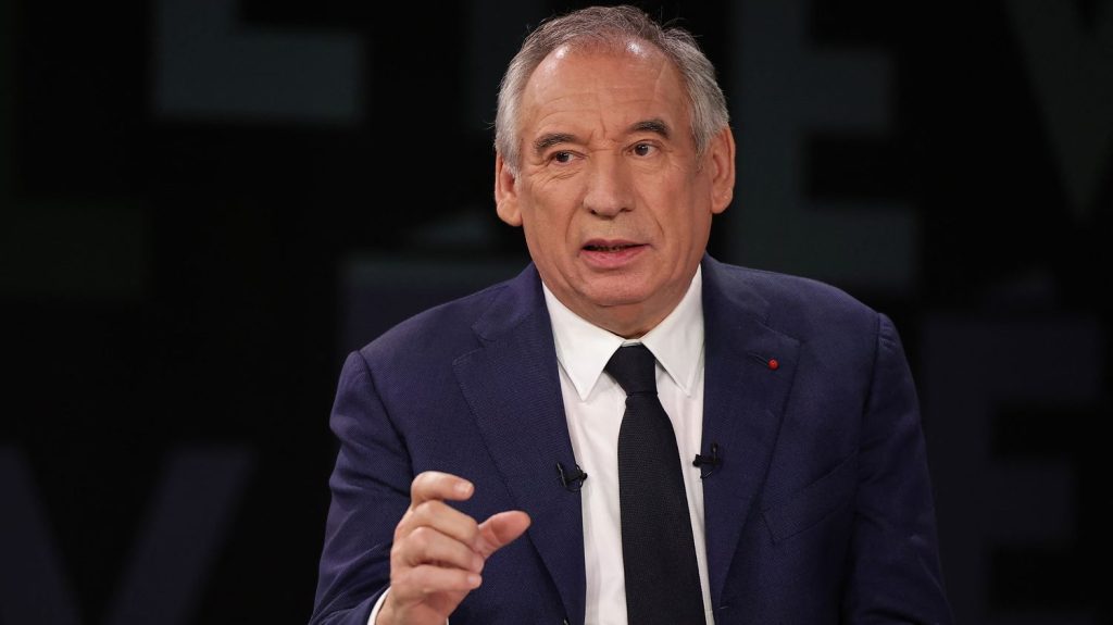 François Bayrou poursuit ses consultations, le PS se rapproche de la censure