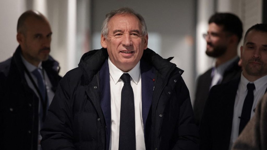 Les Républicains demandent « un nouvel échange » avec François Bayrou avant de décider de leur présence au sein de l’exécutif