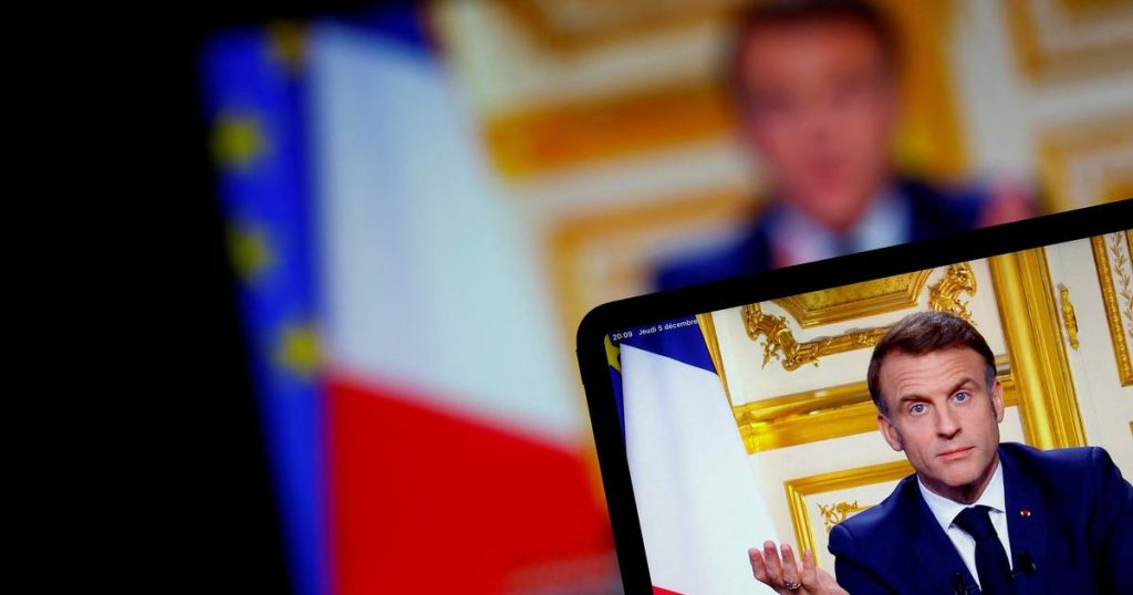 Pour Emmanuel Macron, le lent poison des appels à la démission